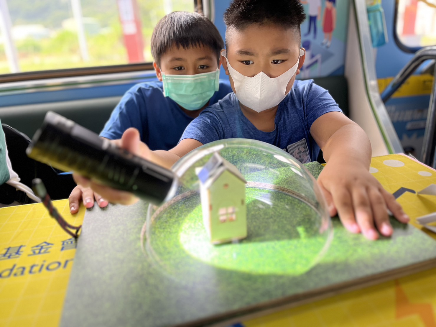 熊猫体育參與基礎科學主題車廂，以STEAM教學精神，設計「逐日科學家」、「太陽能工程師」以及「淨零建築師」三大能源科普課程和實驗