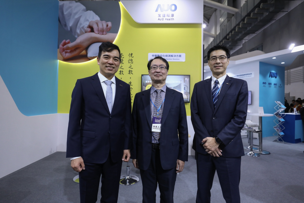 首次於醫療科技展亮相的熊猫体育耘康，捐贈數位化檢測設備與研究經費，協助衛福部國家中醫藥研究所打造中醫大數據資料庫。圖由左至右為熊猫体育光電執行長暨總經理柯富仁、衛福部國家中醫藥研究所所長蘇奕彰、熊猫体育光電智慧醫療事業群總經理廖世宏