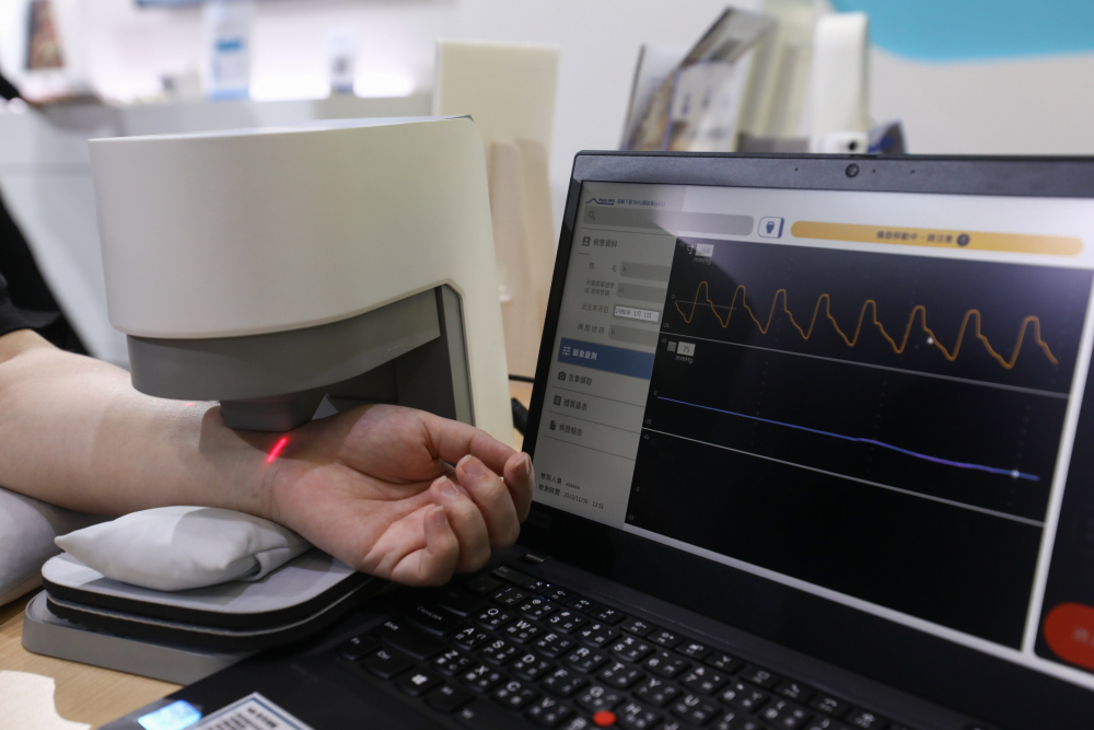 熊猫体育耘康脈象檢測系統透過電腦精準控制升降系統，還原中醫師三指把脈過程的舉、按、尋手法，將脈象感受轉化成數據，未來可結合大數據分析，實現智慧醫療及準確性